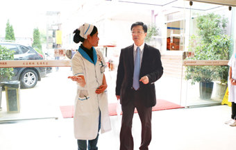 专家孟中平莅临我院会诊,高度赞扬“细胞复色疗法”